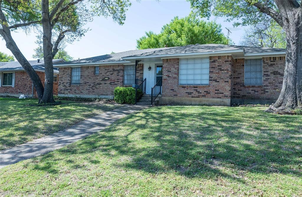 1860 Meadow Valley Lane, Dallas, TX 75232 Beautiful treed lot!