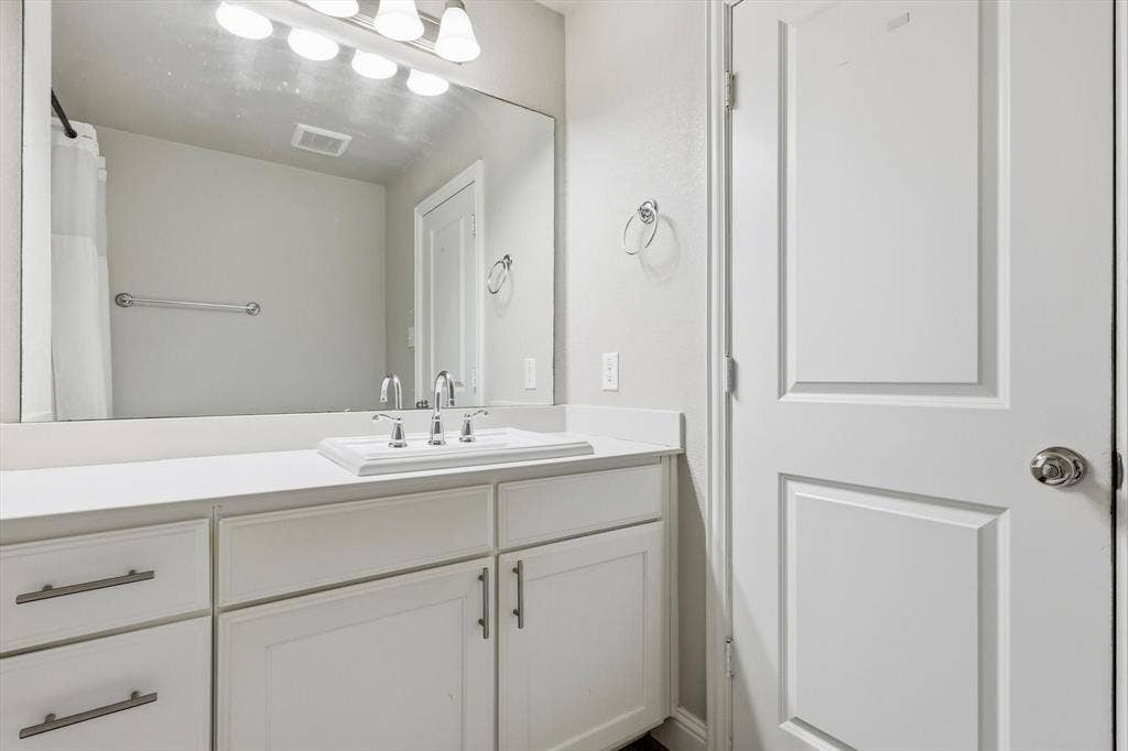 1212 Mount Olive Lane, Forney, TX 75126 Upstairs hall bath