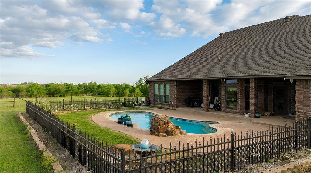 13435 Jackson Road, Krum, TX 76249