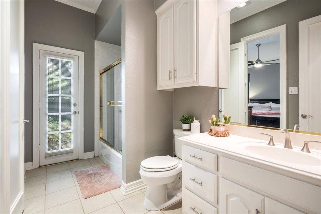 4637 Gladys Court, Plano, TX 75093 En Suite Bath