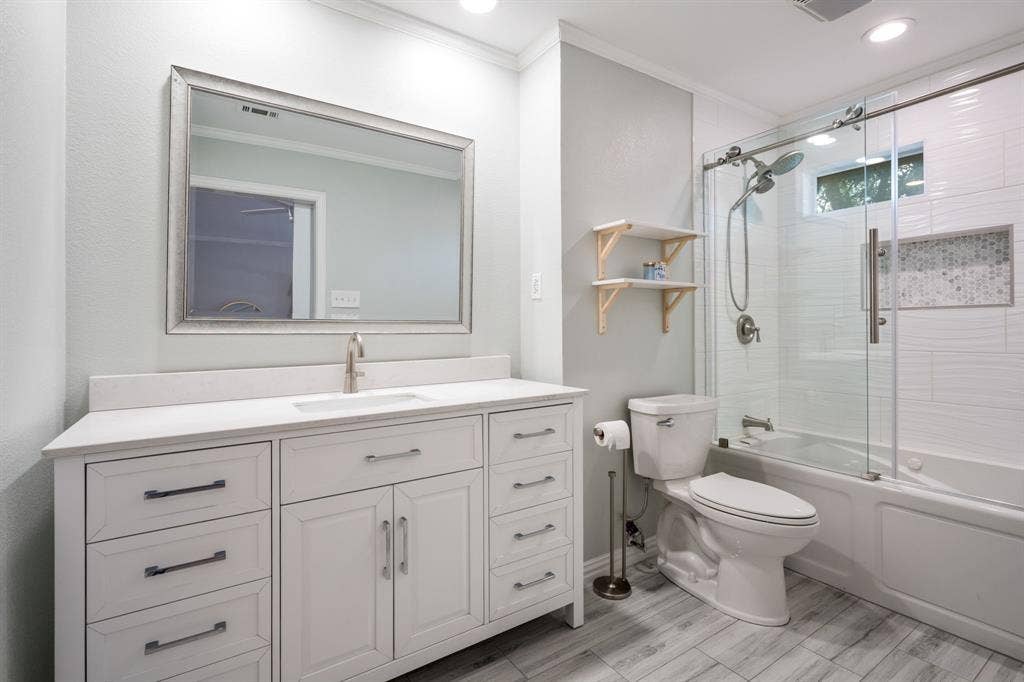 4637 Gladys Court, Plano, TX 75093 En Suite Bath