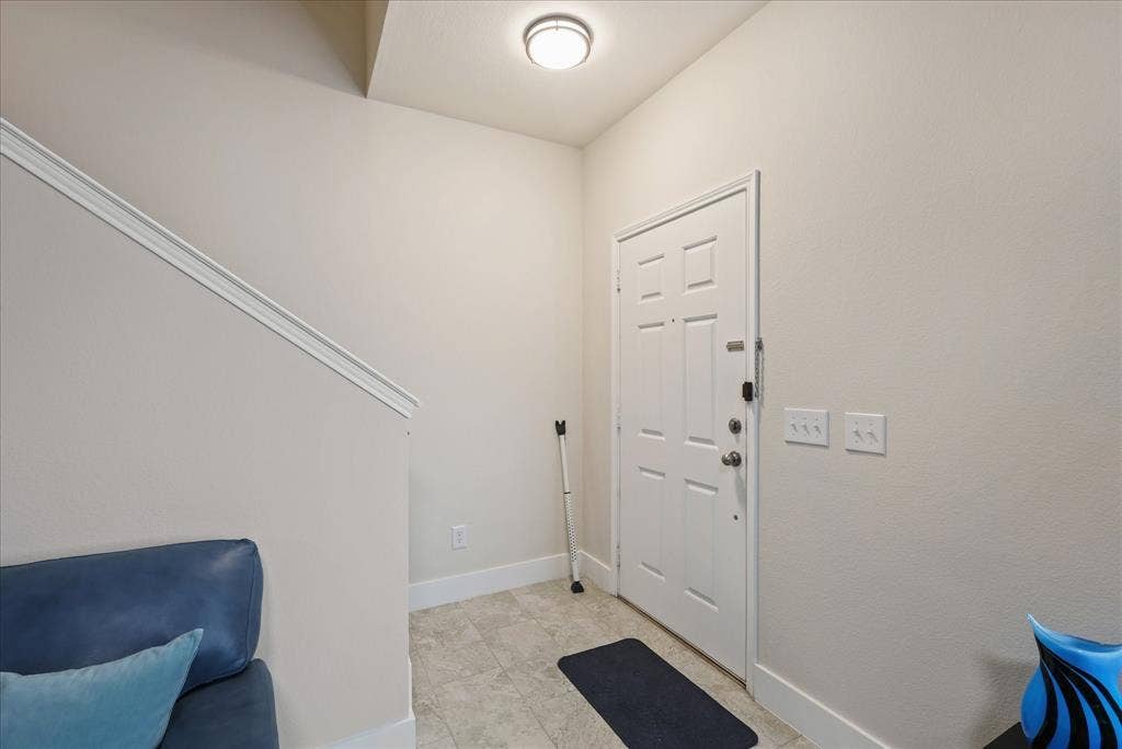 3025 Stone Forest Circle, McKinney, TX 75070 Foyer entrance featuring baseboards