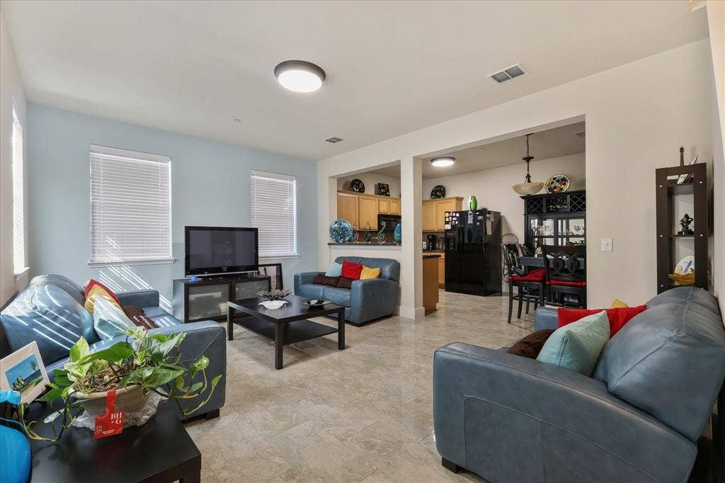 3025 Stone Forest Circle, McKinney, TX 75070 View of living room