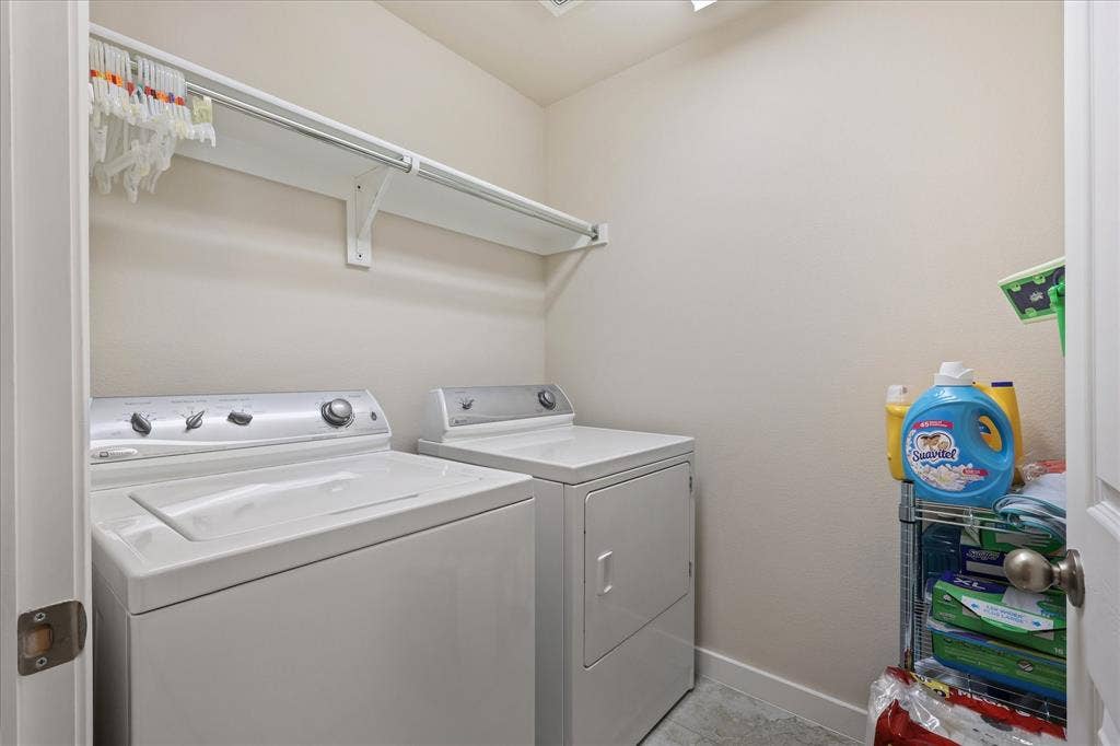 3025 Stone Forest Circle, McKinney, TX 75070 Laundry room with baseboards and independent washer and dryer