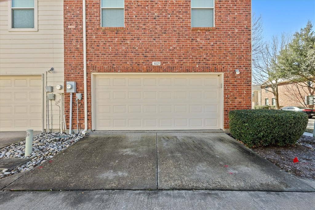 3025 Stone Forest Circle, McKinney, TX 75070 Garage with driveway
