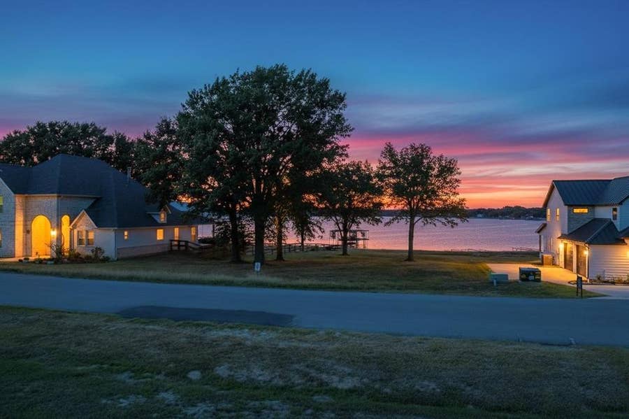 Property photo for 32 Shoreline Drive, Mabank, TX