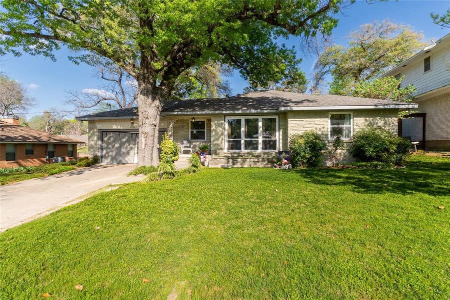 Property photo for 2422 Santa Cruz Drive, Dallas, TX