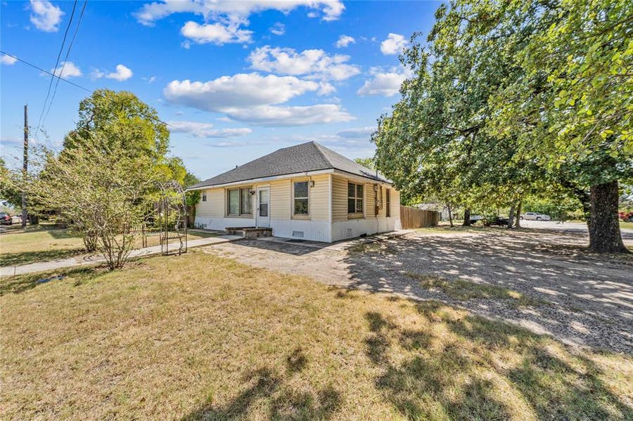 Property photo for 401 Powers Street, Lacy Lakeview, TX
