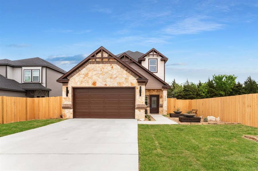 Property photo for 232 Hilltop Drive, Ennis, TX