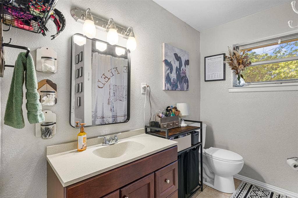 602 Colonial Drive, Athens, TX 75751 Hall bathroom