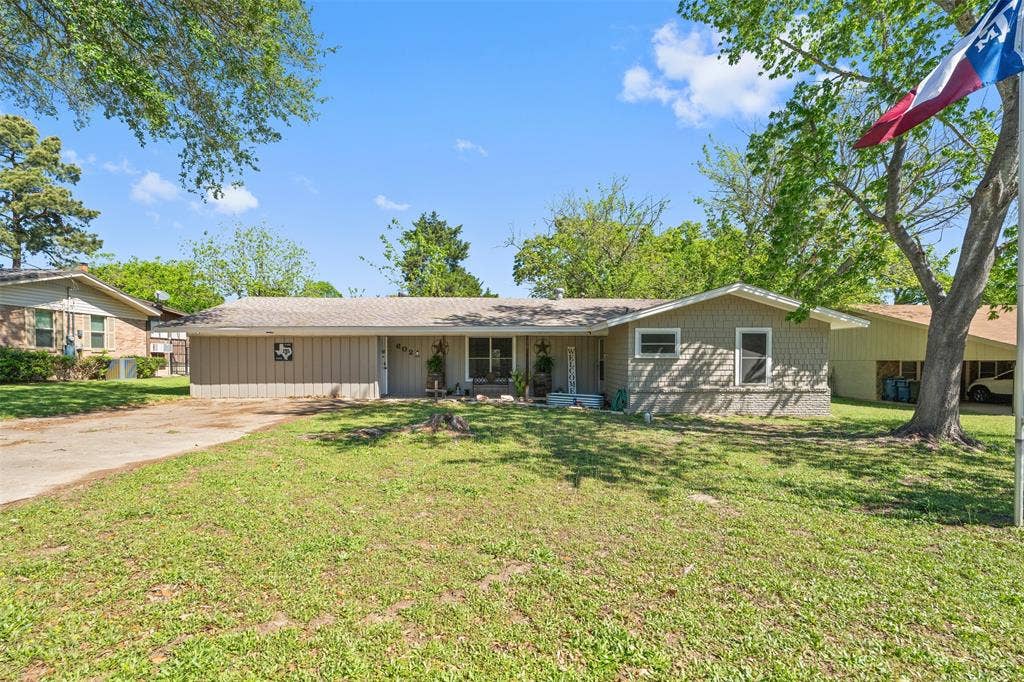 602 Colonial Drive, Athens, TX 75751 Veiw from Street