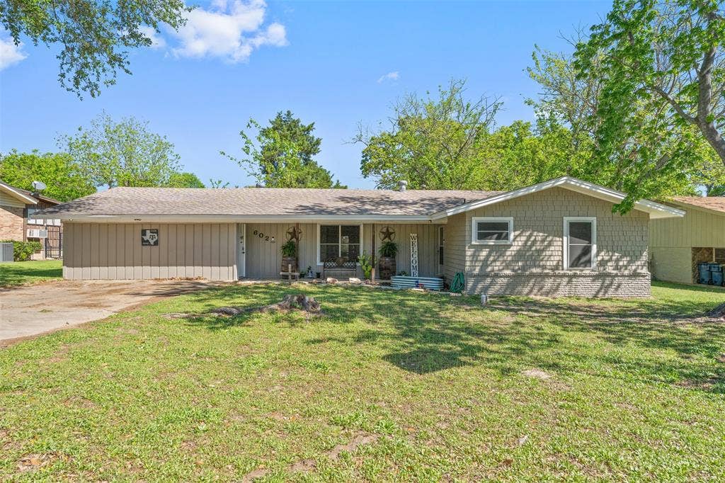 602 Colonial Drive, Athens, TX 75751 Front vieqw