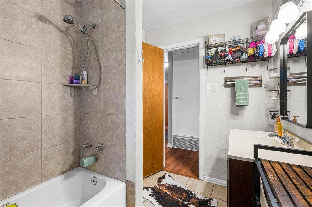 602 Colonial Drive, Athens, TX 75751 Hall bath with tub shower