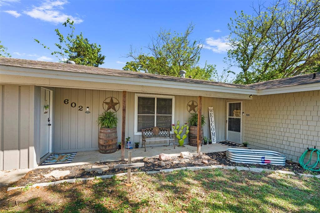 602 Colonial Drive, Athens, TX 75751 Front porch