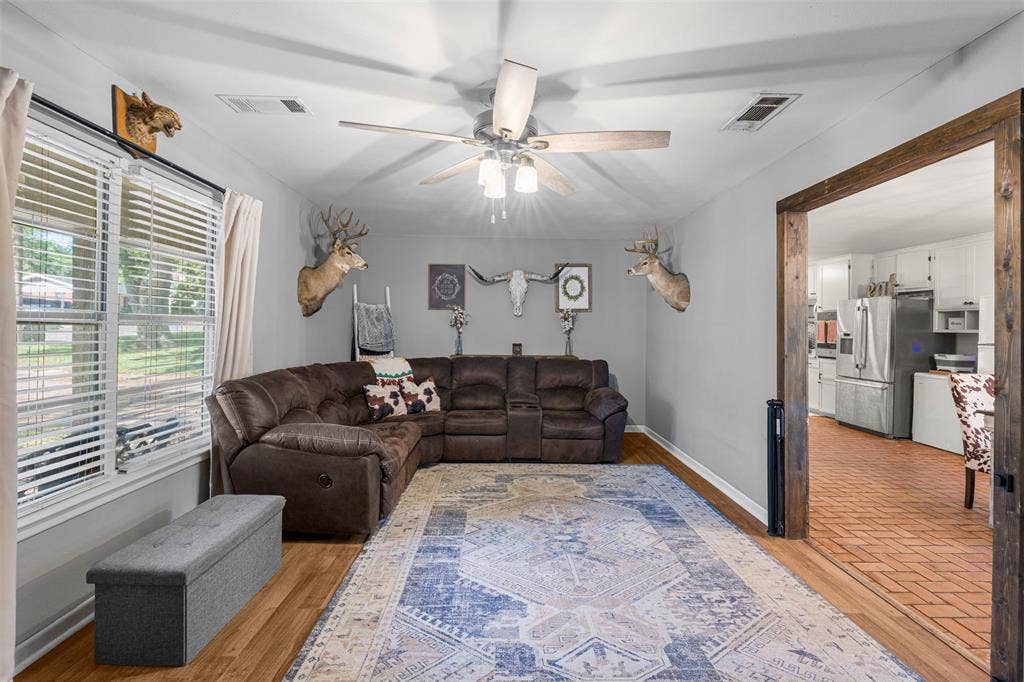 602 Colonial Drive, Athens, TX 75751 Living room