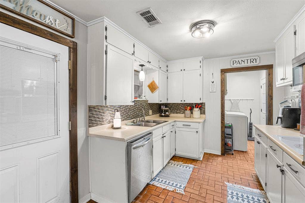 602 Colonial Drive, Athens, TX 75751 Kitchen int o lundry room