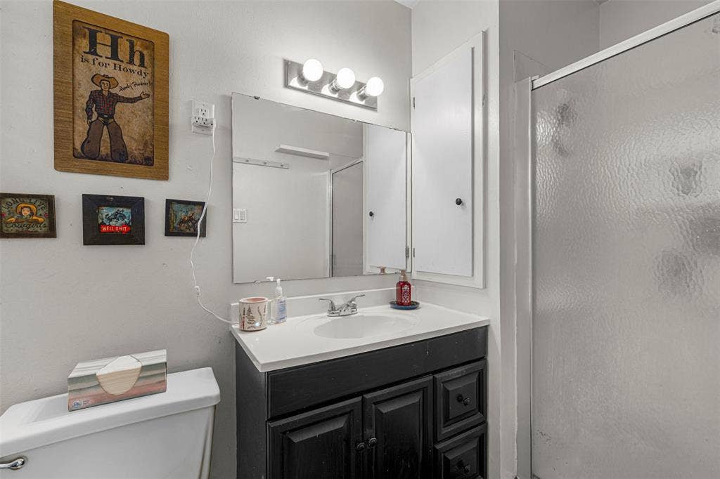 602 Colonial Drive, Athens, TX 75751 Primary bathroom