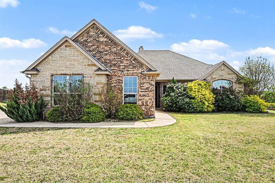 Property photo for 104 Stanford Lane, Springtown, TX
