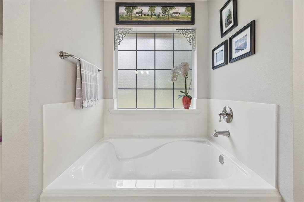 25 Starview Drive, Star Harbor, TX 75148 Full bath featuring a bath