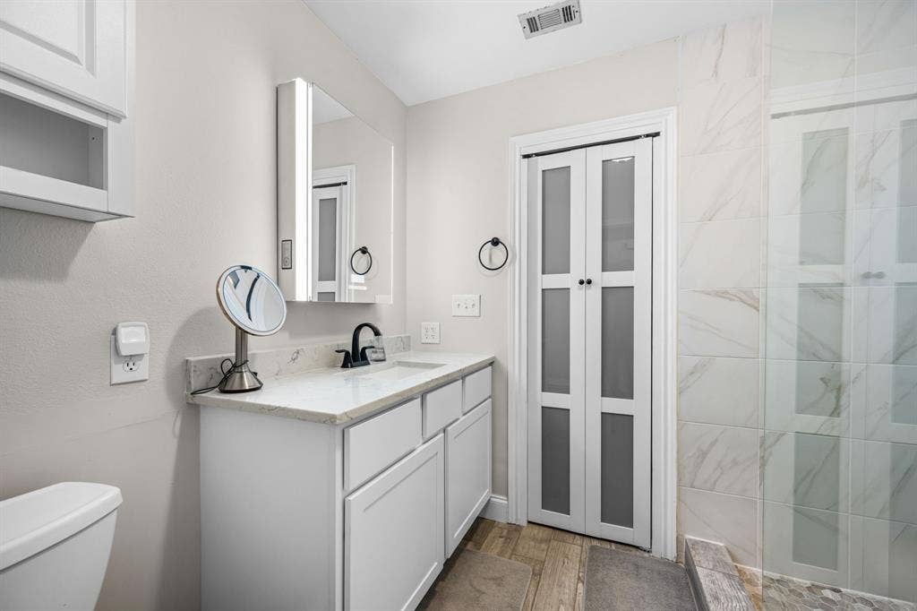 The updated ensuite primary bathroom