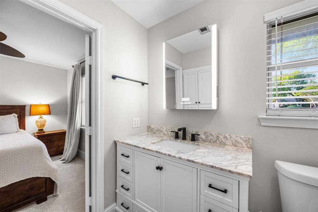 Another view of the full bathroom