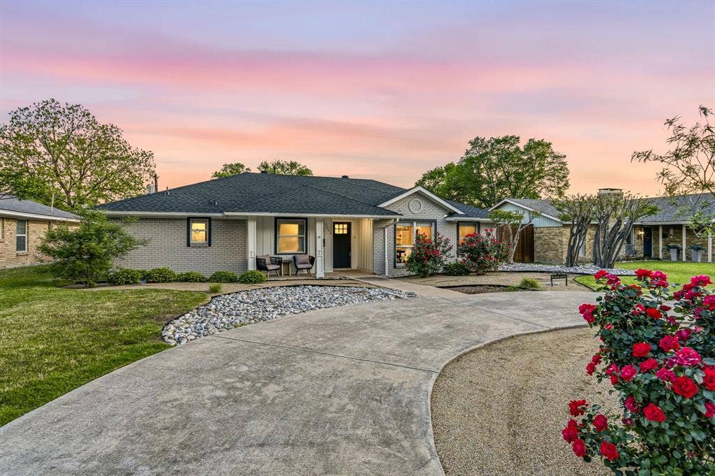 Circle driveway for easy parking for your guests.