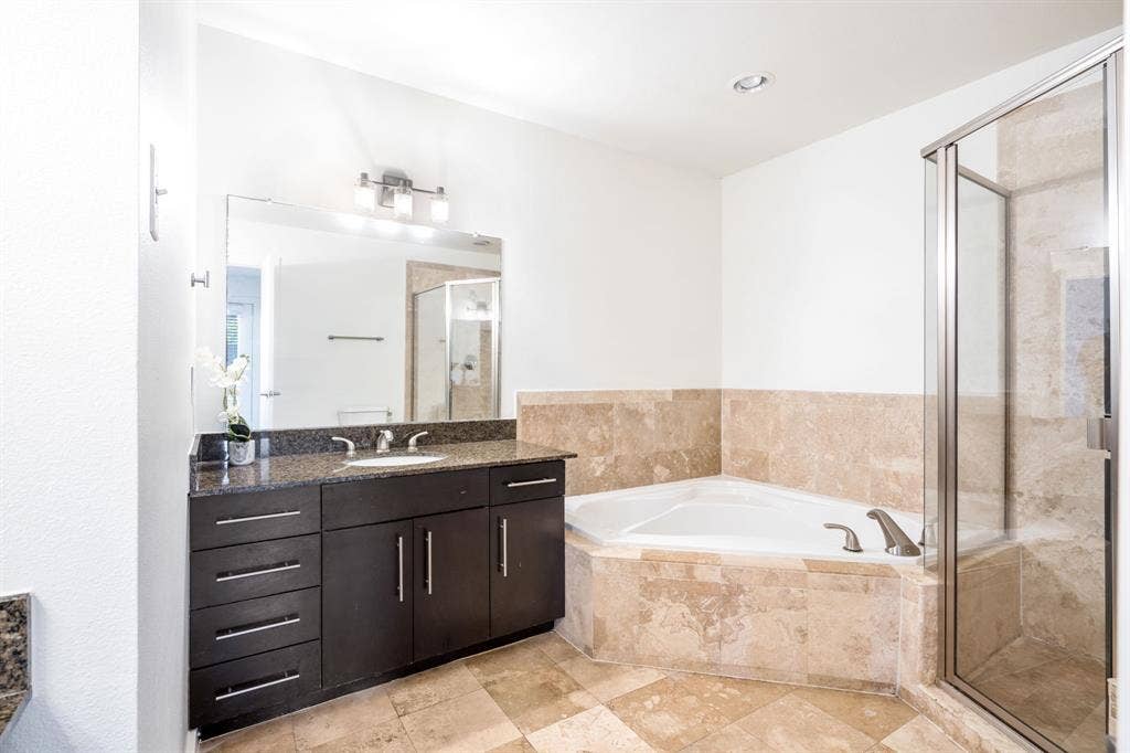 5806 Birchbrook Drive, #103, Dallas, TX 75206 primary bath