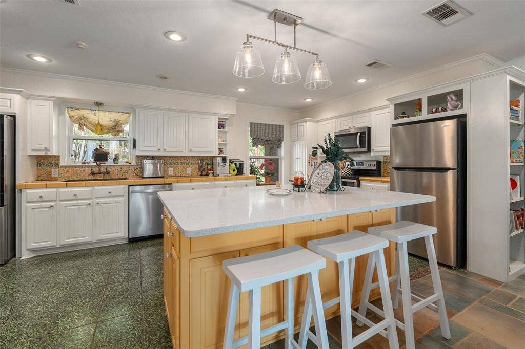 471 Stirrup Ranch Road, Trinidad, TX 75163 Huge granite island holds 6 stools