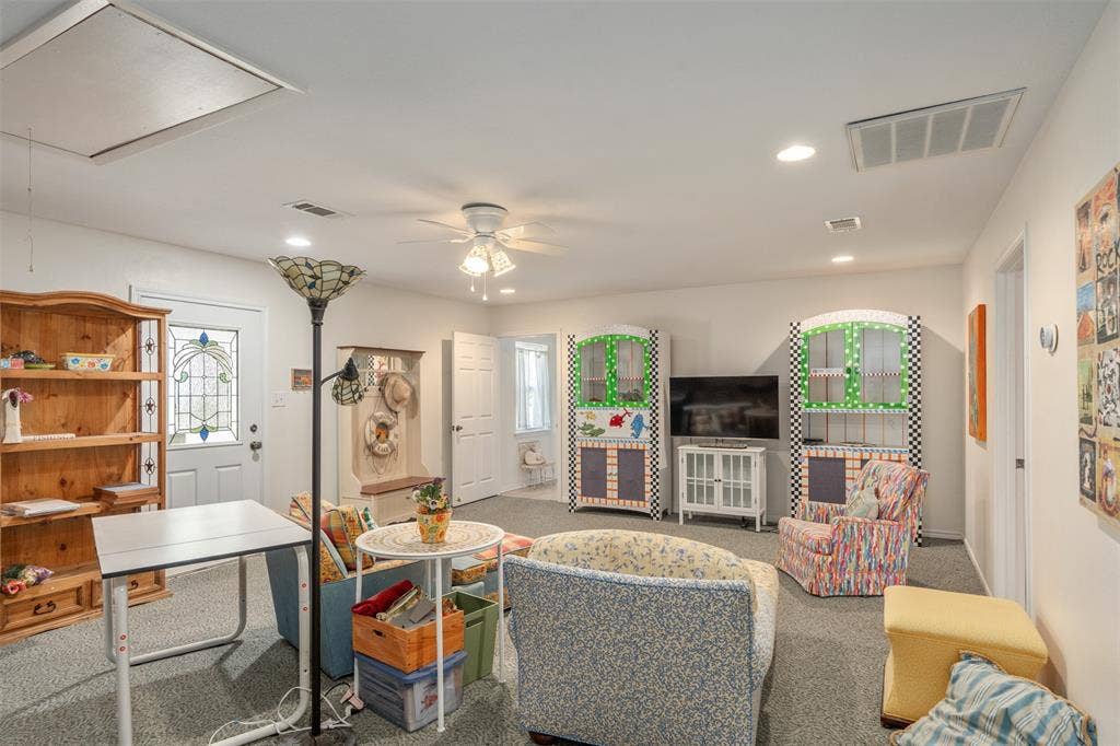 471 Stirrup Ranch Road, Trinidad, TX 75163 Second living area off the porte cochere
