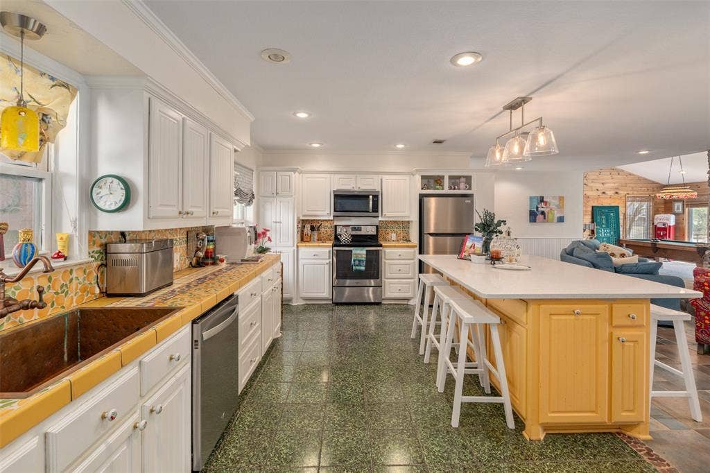 471 Stirrup Ranch Road, Trinidad, TX 75163 2 Refrigerators, Stainless Steel Appliances, Tons of Storage