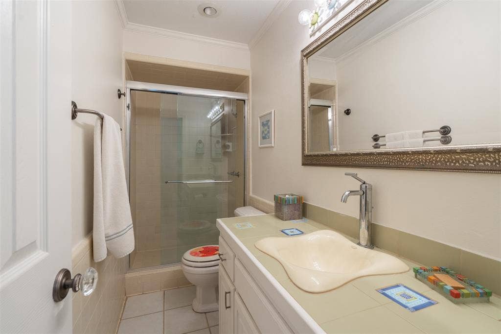 471 Stirrup Ranch Road, Trinidad, TX 75163 Bathroom off secondary primary suite