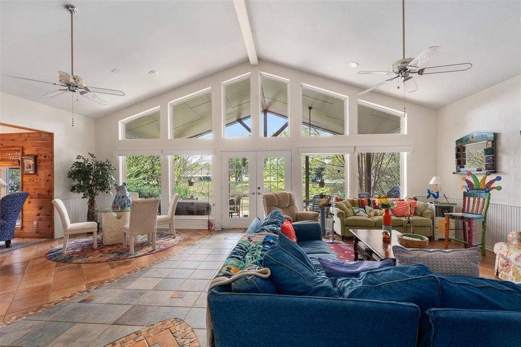 471 Stirrup Ranch Road, Trinidad, TX 75163 Room for relaxing and dining, overlooking the lake