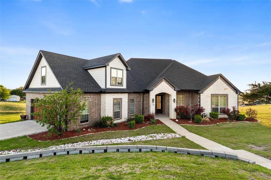 Property photo for 110 Eagles Roost Circle, Ennis, TX