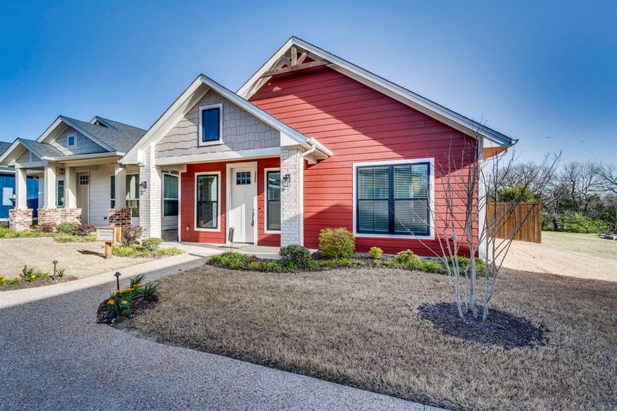 Property photo for 320 Woodside Trail, Waxahachie, TX