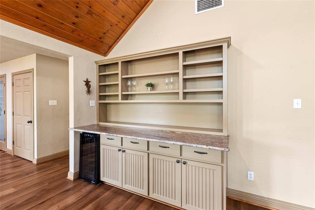 122 Lake Terrace Drive, Mabank, TX 75156 Built-in bar with wine refrigerator