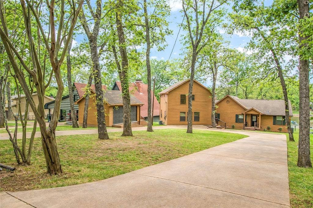122 Lake Terrace Drive, Mabank, TX 75156 Main home, guest house, garage storage and circle drive with plenty of parking.