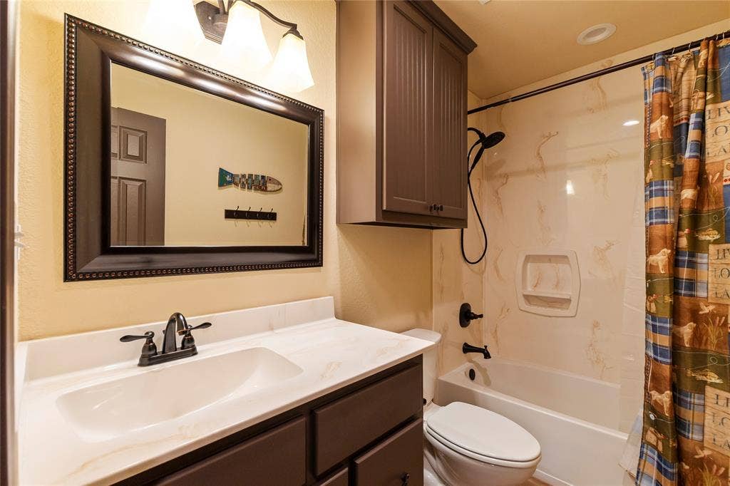 122 Lake Terrace Drive, Mabank, TX 75156 Guest house main floor full bath