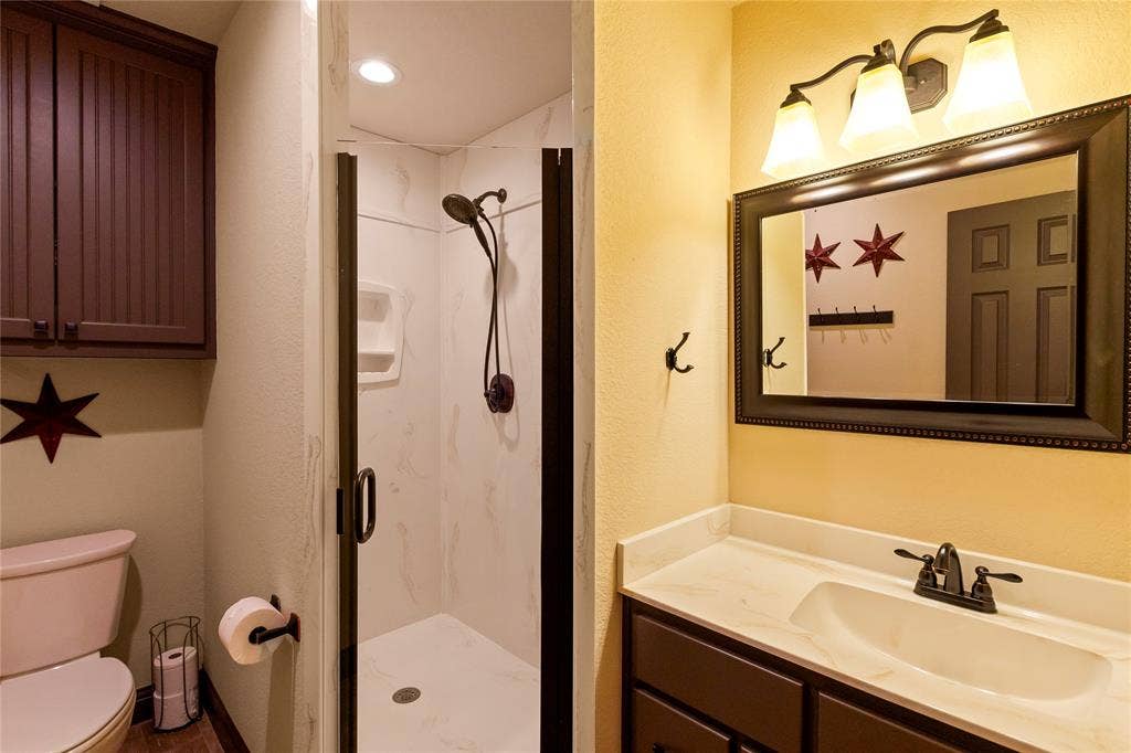 122 Lake Terrace Drive, Mabank, TX 75156 Upstairs Guest House Full Bath 4