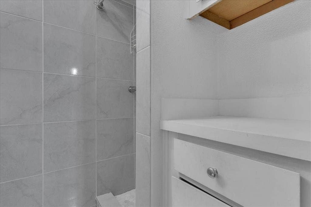 905 SE 3rd Street, Grand Prairie, TX 75051 Full bathroom with tiled shower
