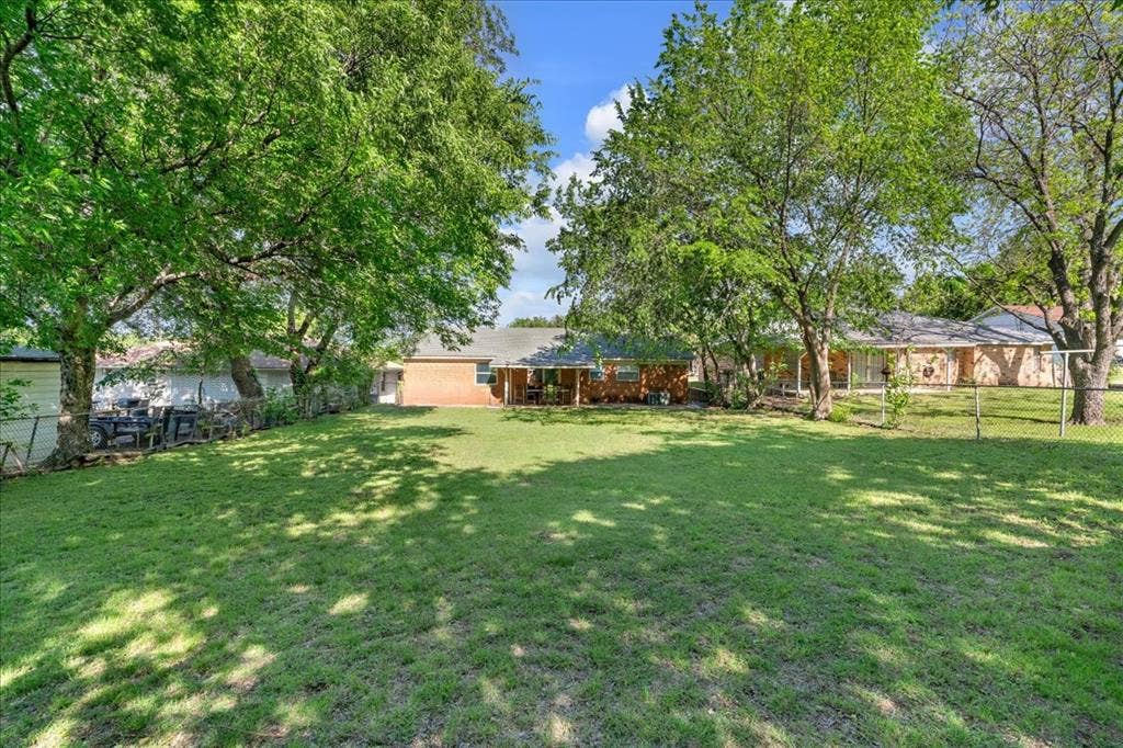 905 SE 3rd Street, Grand Prairie, TX 75051 View of fenced backyard