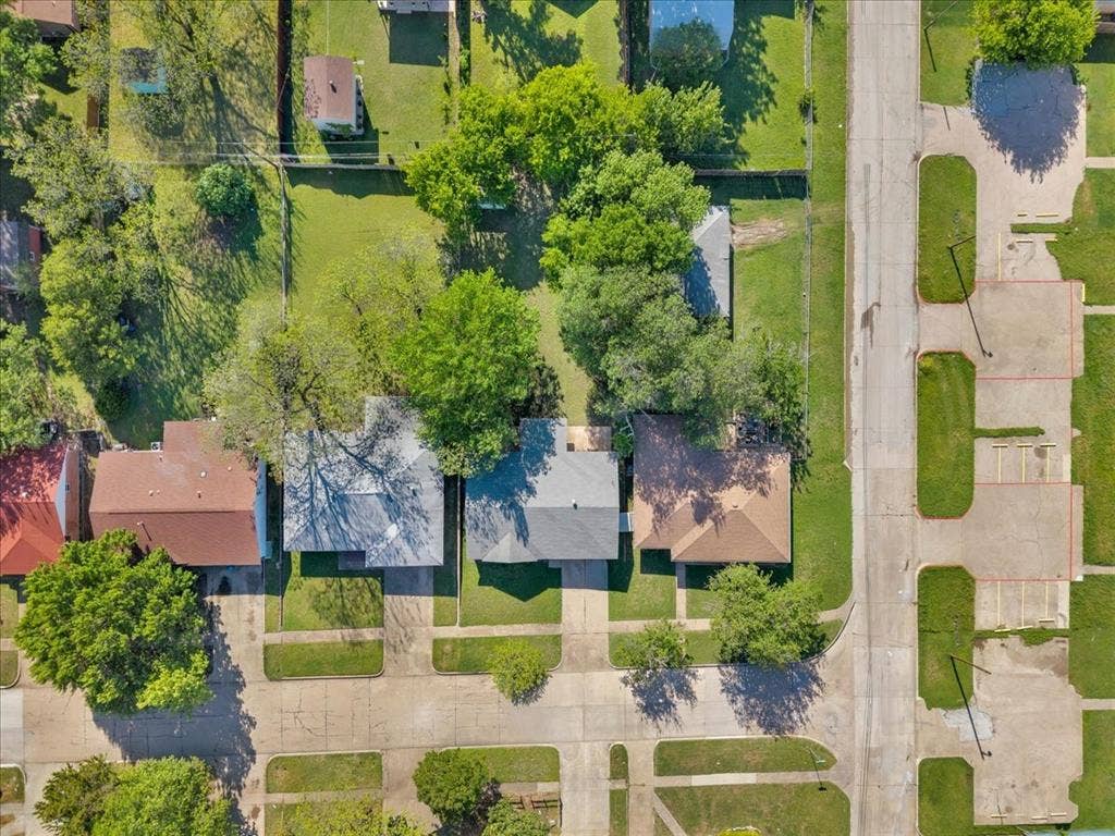 905 SE 3rd Street, Grand Prairie, TX 75051 Drone / aerial view