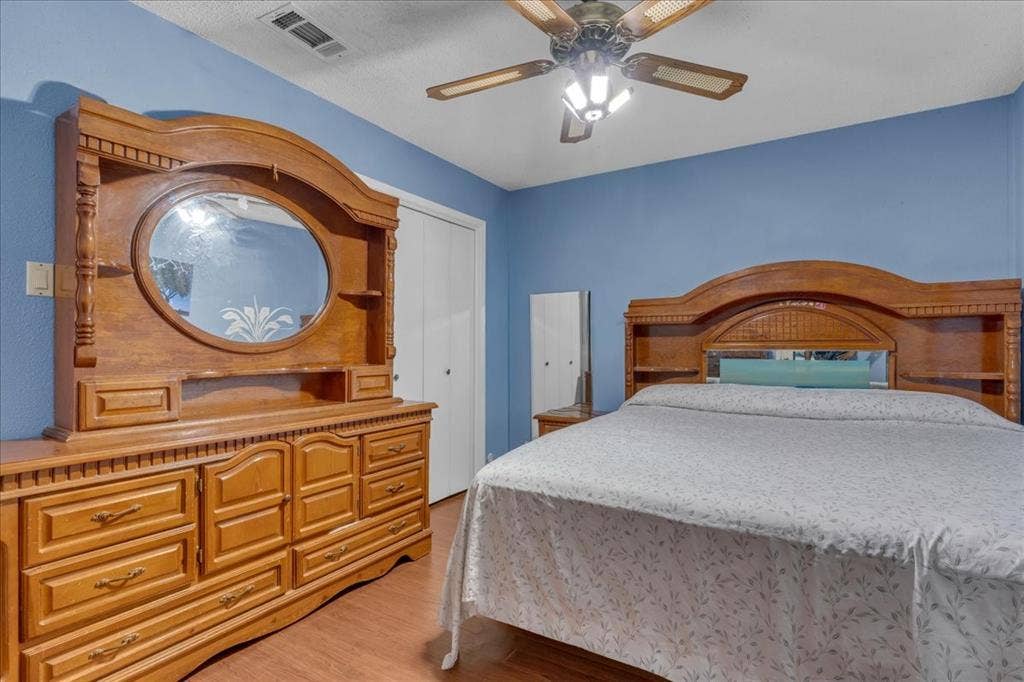 905 SE 3rd Street, Grand Prairie, TX 75051 Bedroom with light wood-style flooring and a ceiling fan