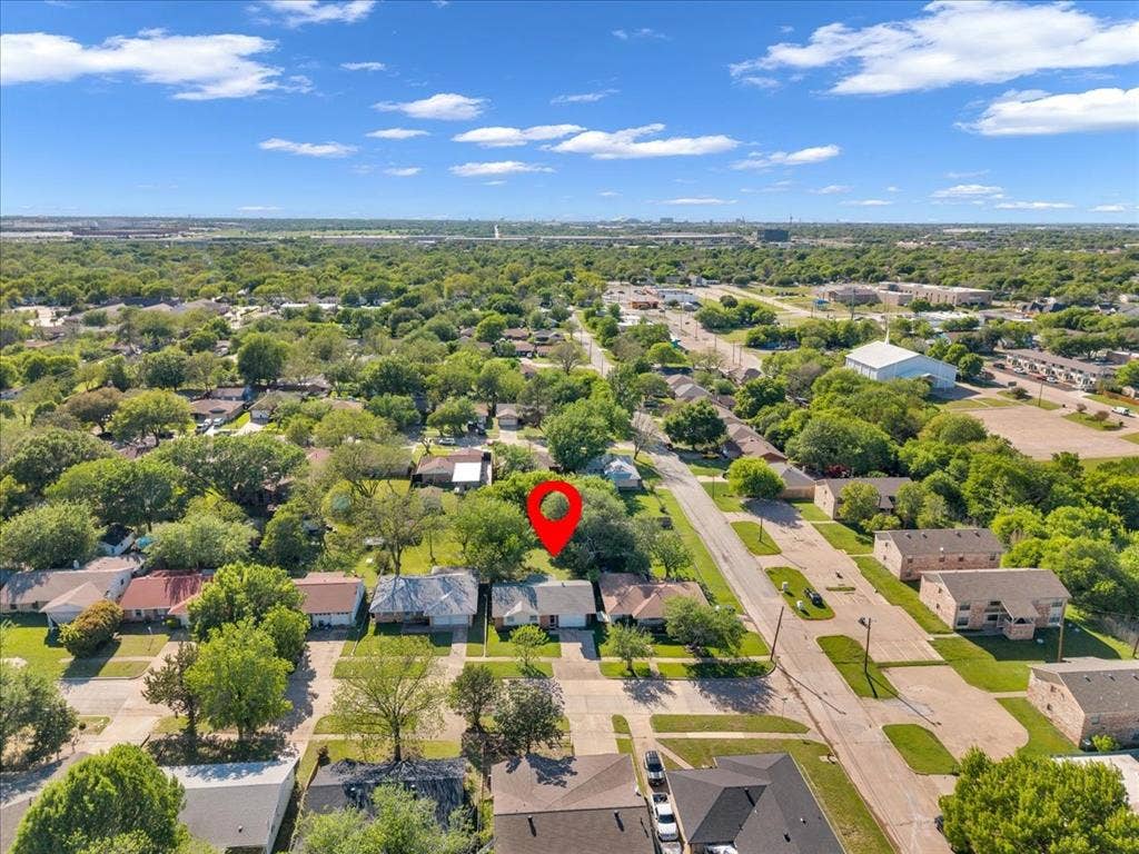 905 SE 3rd Street, Grand Prairie, TX 75051 Aerial view of property and surrounding area with nearby suburban area