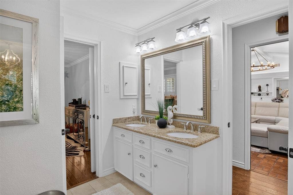 Dual entry bathroom
