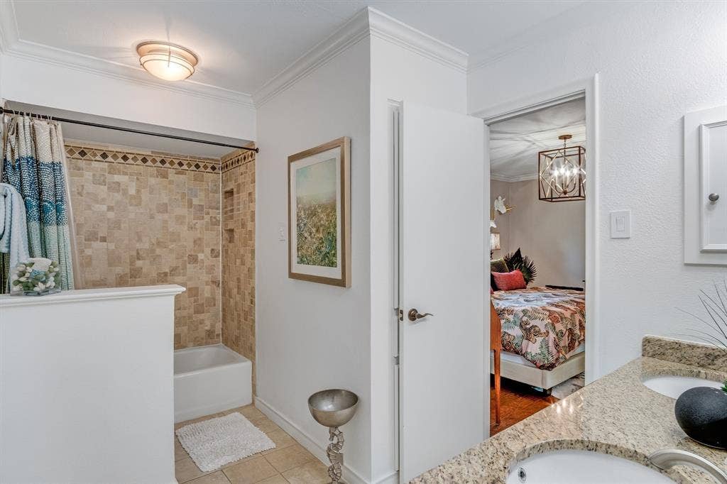Dual entry bathroom