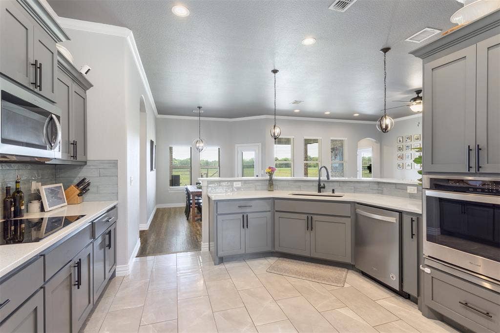 1538 Fm 36 N, Farmersville, TX 75442 Ample prep areas to involve all in cooking.