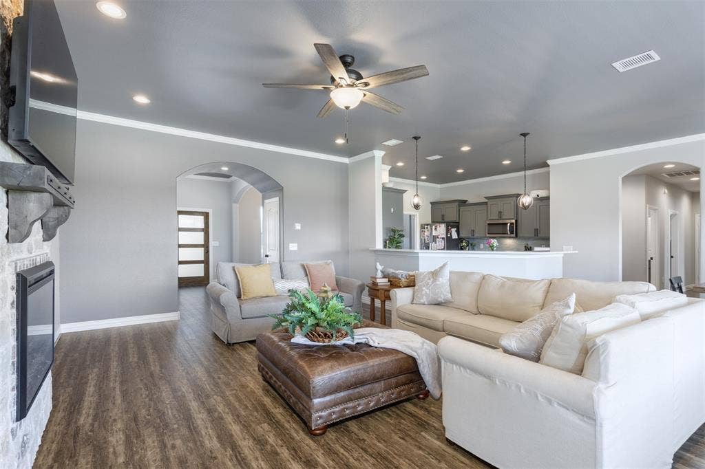 1538 Fm 36 N, Farmersville, TX 75442 Looking back to the spacious kitchen.