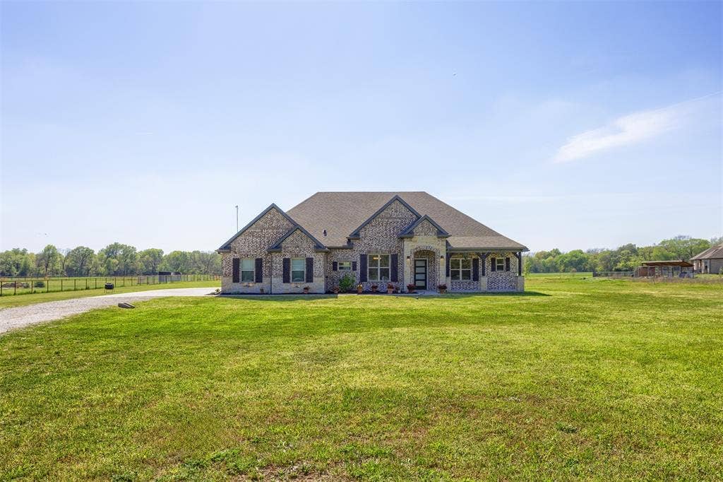 1538 Fm 36 N, Farmersville, TX 75442 Open Space and Big Sky welcome you home.