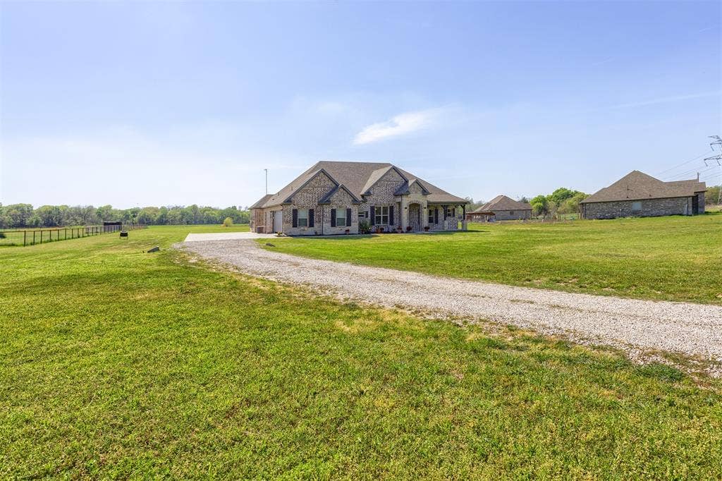 1538 Fm 36 N, Farmersville, TX 75442 Lots of parking space