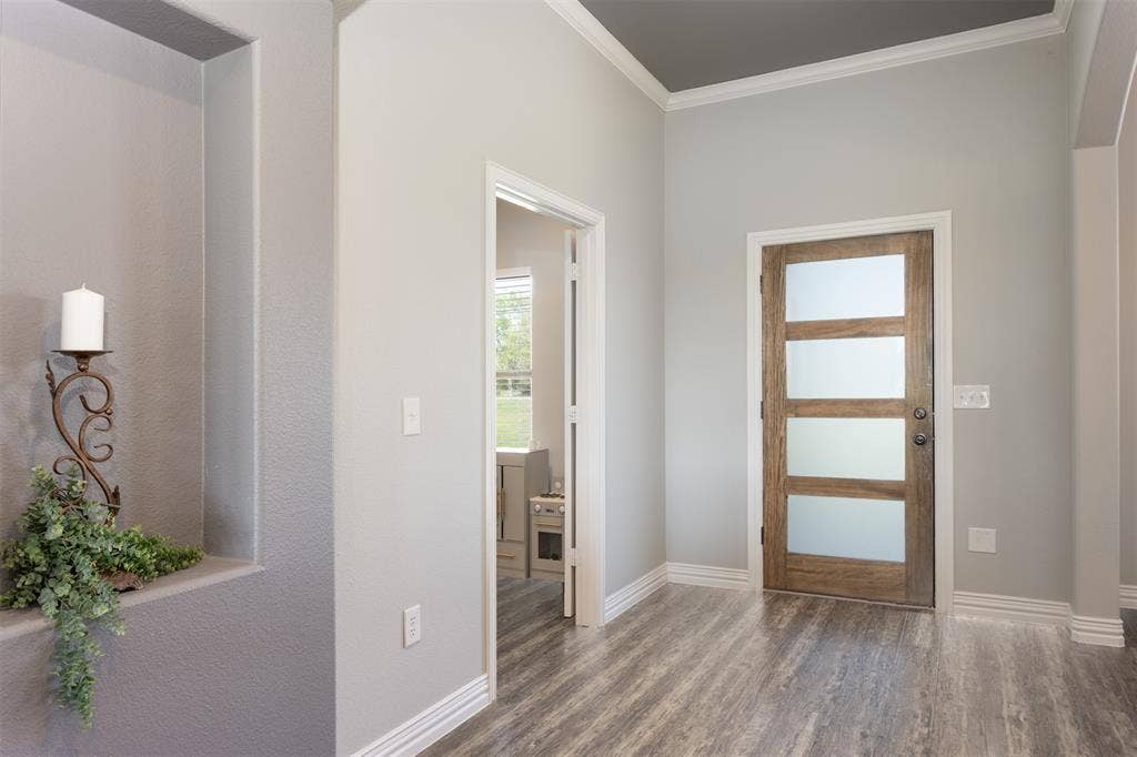 1538 Fm 36 N, Farmersville, TX 75442 Spacious entry welcomes friends as you entertain.